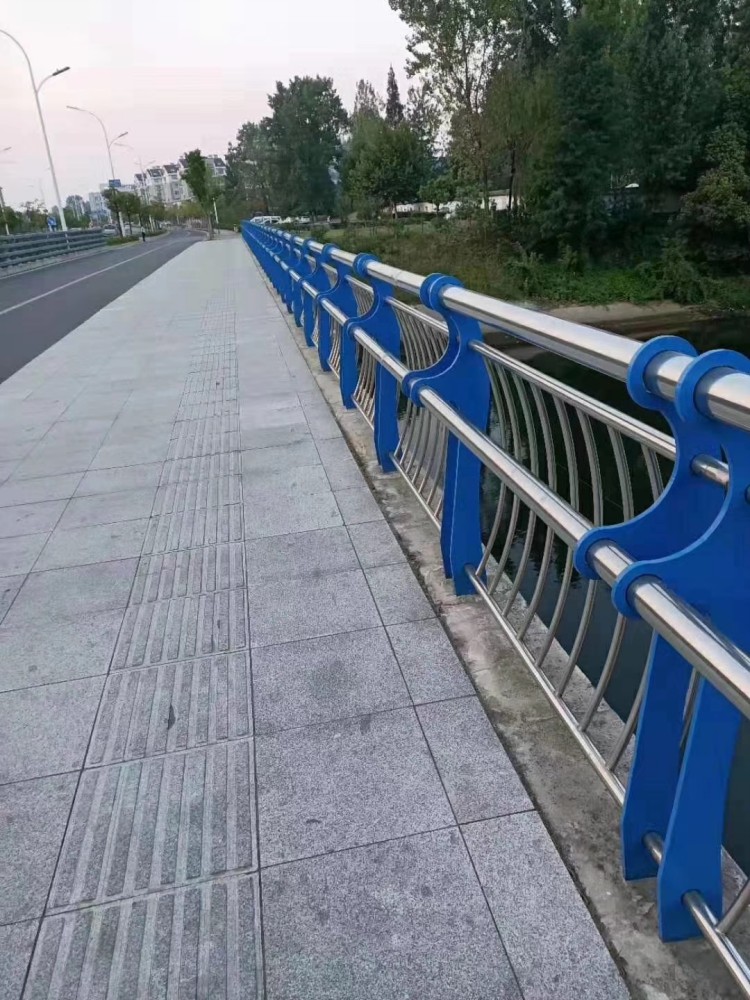 不銹鋼復(fù)合管護(hù)欄