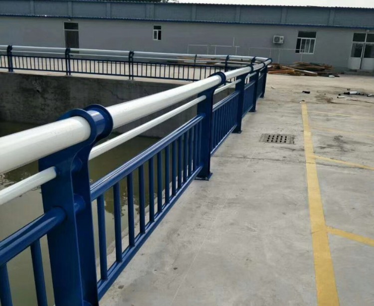 不銹鋼復(fù)合管護(hù)欄