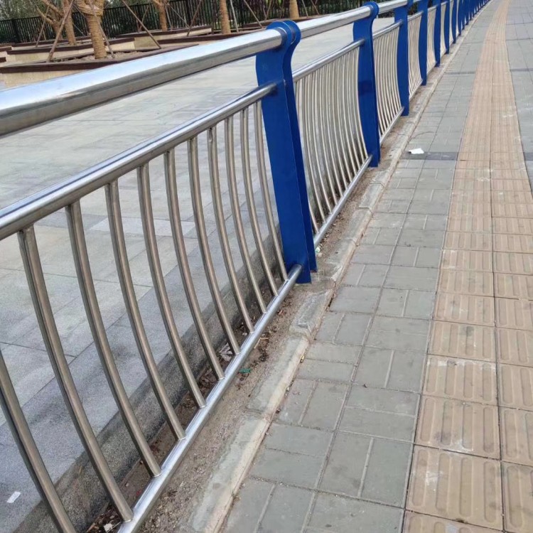 不銹鋼復(fù)合管護(hù)欄